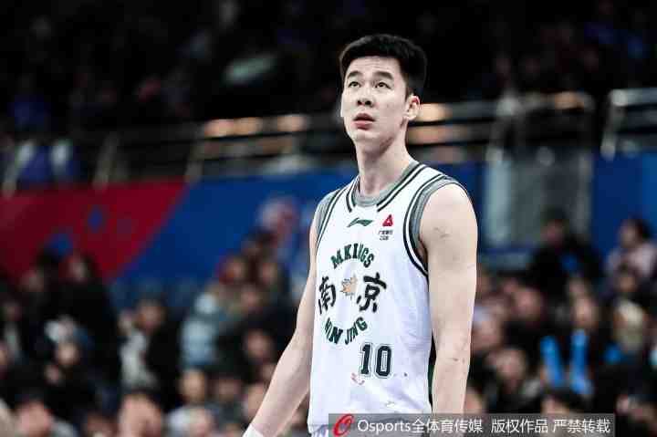 杀伤力超强!郭昊文半场6中3砍下15分3助 罚球10中9!